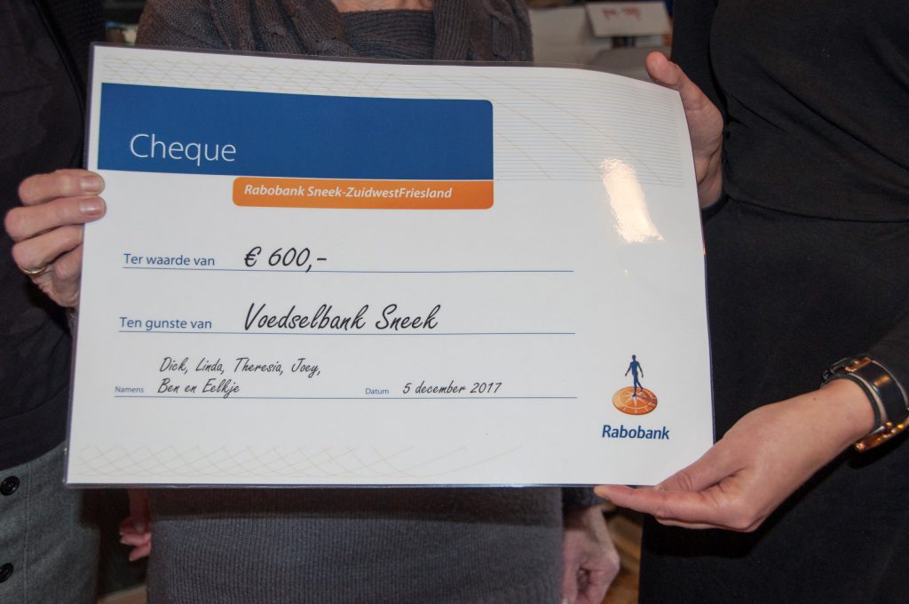 Medewerkers Rabobank sponsoren koel/vrieskast