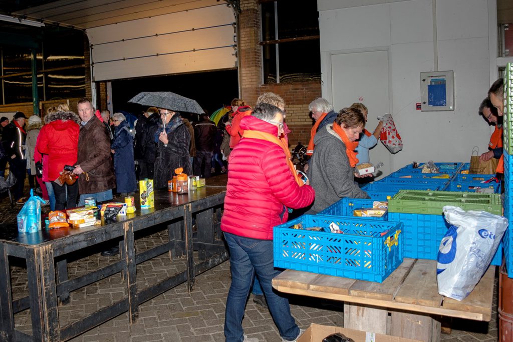 Kerstpakkettenactie Voedselbank Sneek levert +/- 150 volle kerstpakketten op.