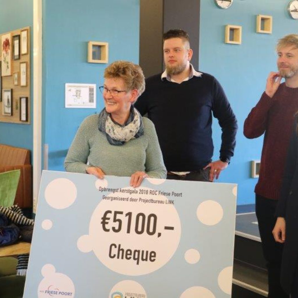 Studenten ROC Friese Poort overhandigen cheque van 5100 euro aan Voedselbank Sneek