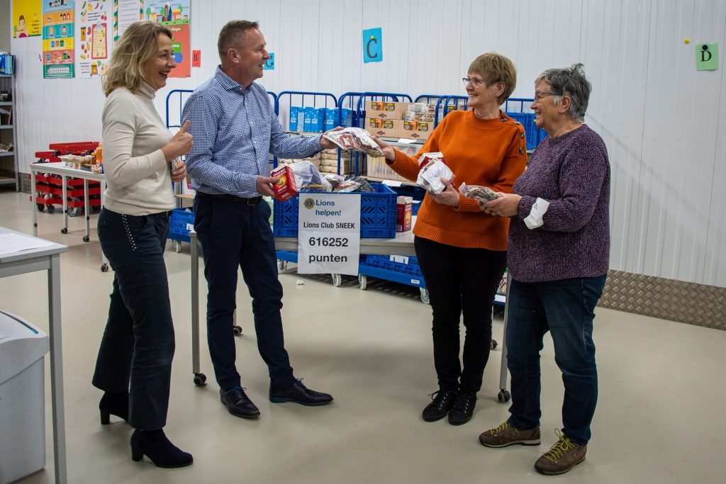 Lionsclub Sneek: Mooi resultaat DE-waardepuntenactie!