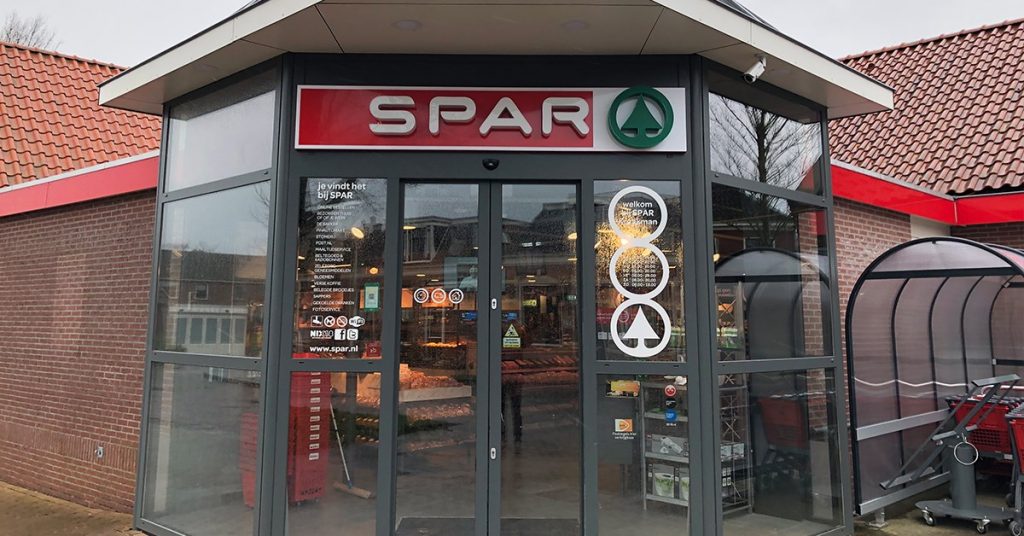 Spar Kraakman Woudsend biedt 35 pakketten boodschappen aan Voedselbank