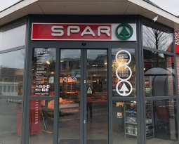 Spar Kraakman Woudsend biedt 35 pakketten boodschappen aan Voedselbank
